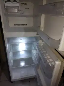 Kulkas 2 pintu normal dingin beku cepat merk SANKEN