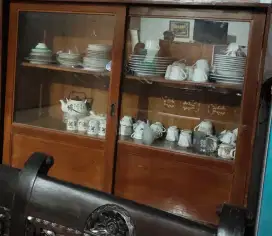 LEMARI PAJANGAN KAYU PINTU GESER KACA