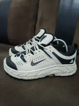 nike acg size 43