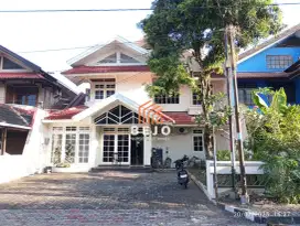 DISEWAKAN – RUMAH 2 LANTAI LUAS & FULL FURNISH DI AREA KAMPUS