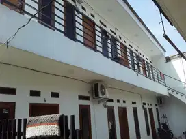 Kost 2 lantai 11 kamar full terisi dekat kampus istn Cipedak
