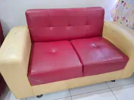 Sofa 2 seater Oscar merah kondisi bersih
