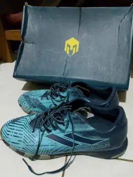 Sepatu futsal merk mills original