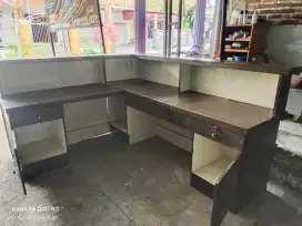 meja kasir atau resepsionis bekas masih bagus banget