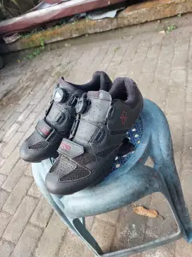 sepatu cleat avelio