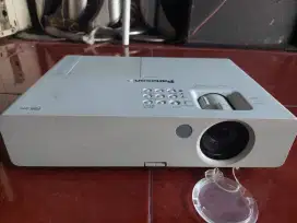 Panasonic PT-LB1EA.