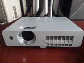 Panasonic PT-LB1EA.