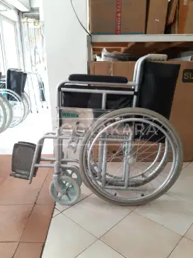 Kursi roda standart bekas