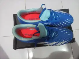 sepatu bola dan sepatu futsal