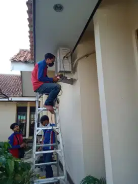 SERVICE AC BONGKAR PASANG AC TAMBAH FREON CUCI AC DLL