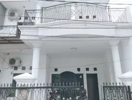 Disewakan rumah 2 lantai bagus di Sukapura kelapa gading
