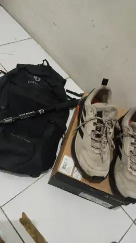 Tas gunung dan sepatu gunung