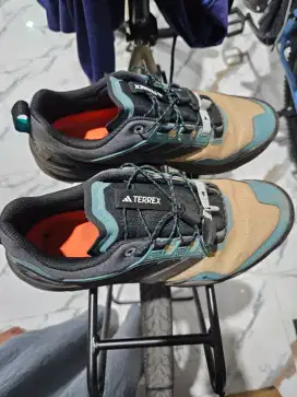 Dijual sepatu ADIDAS TERREX GORETEX krna kekecilan
