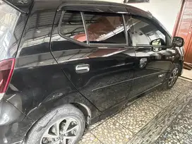 Mobil agya Hitam
