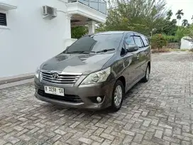 Innova V 2.0 AT 2013