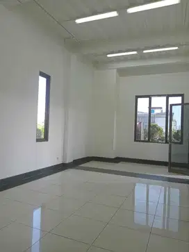 Disewakan Ruko Siap Pakai Lokasi Strategis di Mainroad Soekarno Hatta