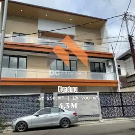 Rumah bagus 3 lantai cigadung Dago