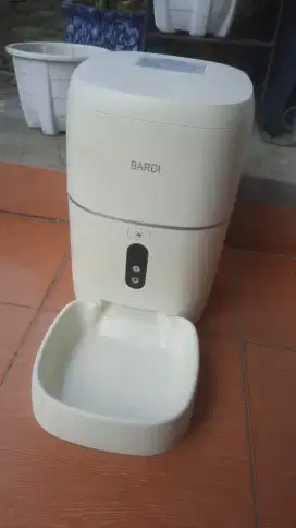 Tempat makan feeder otomatis dg camera merk bardi (bekas)