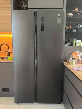 Electrolux Kulkas Side by Side 505L