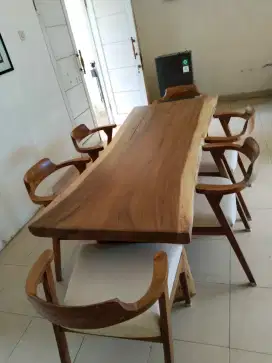 Meja makan kayu