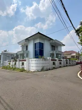 RUMAH SECOND DALAM KOMPLEK SIAP HUNI DI BAMBU APUS JAKARTA TIMUR