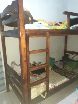 Ranjang kayu bertingkat