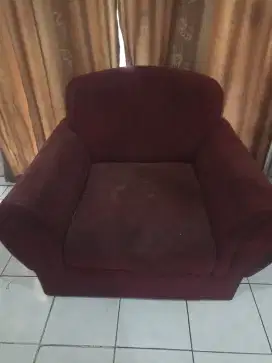 2 sofa coklat dan maroon