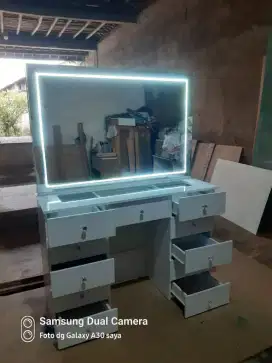 Meja rias lampu led