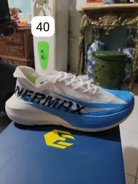 Sepatu Running Mills