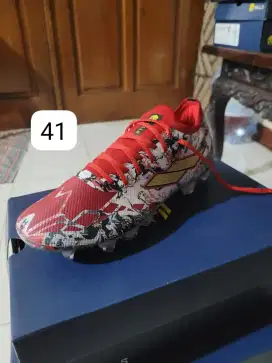 Sepatu Bola Mills