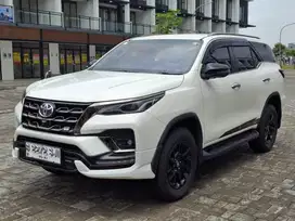 Toyota Fortuner VRZ GR 2.8 2023 KM 24 rb putih
