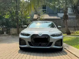 BMW i4 eDrive 3.5 Sport Package Langsung Nama Km 5 ribu
