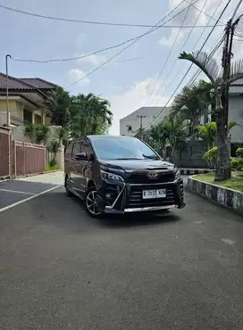 TOYOTA VOXY 2019
