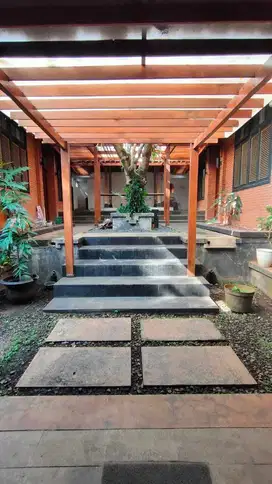 Rumah Luas lokasi Strategis di senayan Utama Bintaro