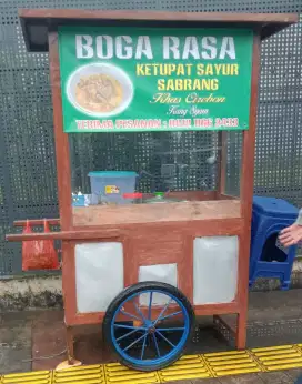 • Gerobak mie ayam