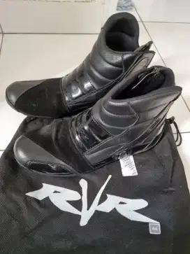 Sepatu touring motor lokal RVR
