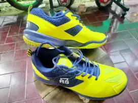 Sepatu bulu tangkis RS