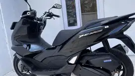 Over Kredit Honda PCX 160 CBS Hitam Glossy
