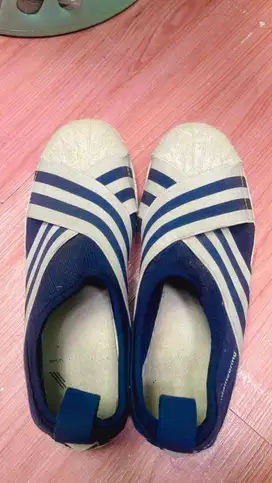 Adidas biru putih