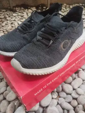 Sepatu hitam astec ukuran 41
