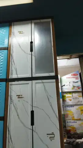 Lemari plastik kaca