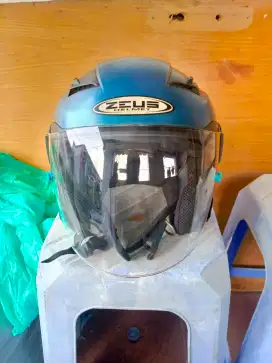 Helm zeus zs611