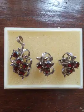Jual sepasang Anting dan liontin Perak asli batu Alexandrite