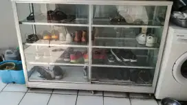 Etalase kaca besar