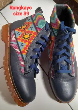 Sepatu Boot motif batik limite edition size 39