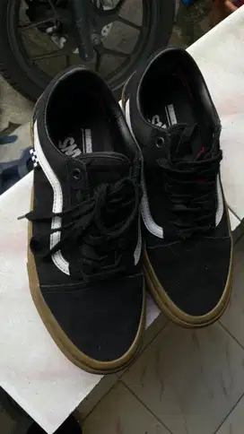 Sepatu Vans black gum uk 40,5