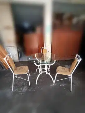 Meja makan kaca minimalis + 4 kursi rangka besi