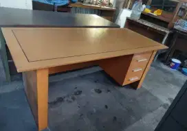 Meja kantor bekas bank masih bagus