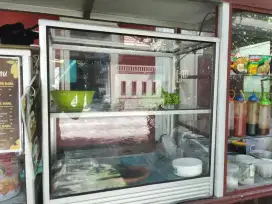 Etalase jualan makanan