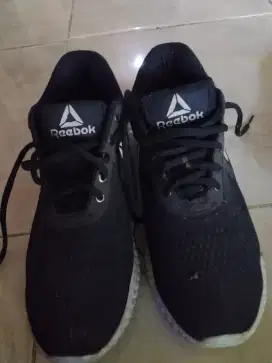 Di jual cepat sepatu olahraga jrng di pakai krn bth uang